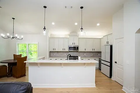 3 bed, 2100 sqft, $2,500 — Photo 3