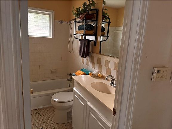 4th image of 814 Avondale Rd