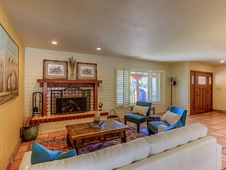235 W Greenock Dr — Photo 2