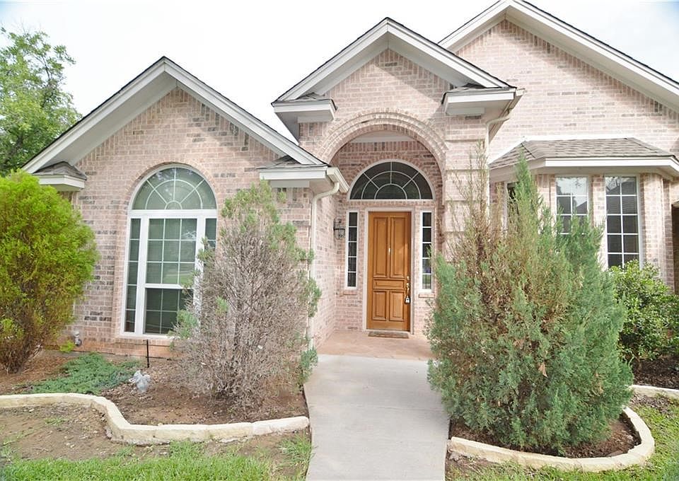 CUSTOM BUILT WITH A FULL GUEST HOUSE ATTACHED & ENCLOSED POOL WITH SPA