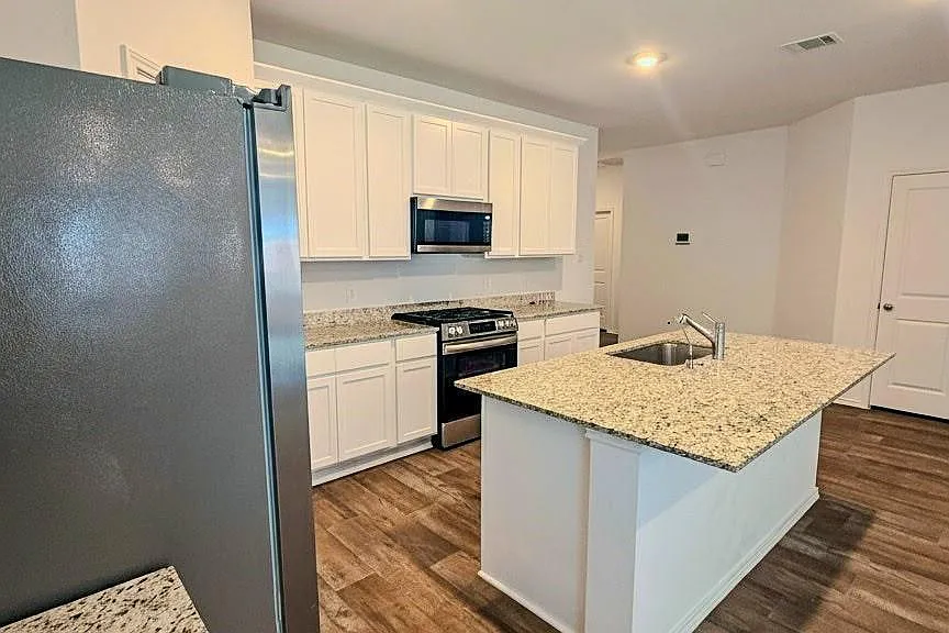 4 bed, 2.0 bath, 1778 sqft, $2,100 — Photo 3