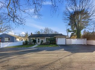 34 Weston St, Huntington Station, NY 11746