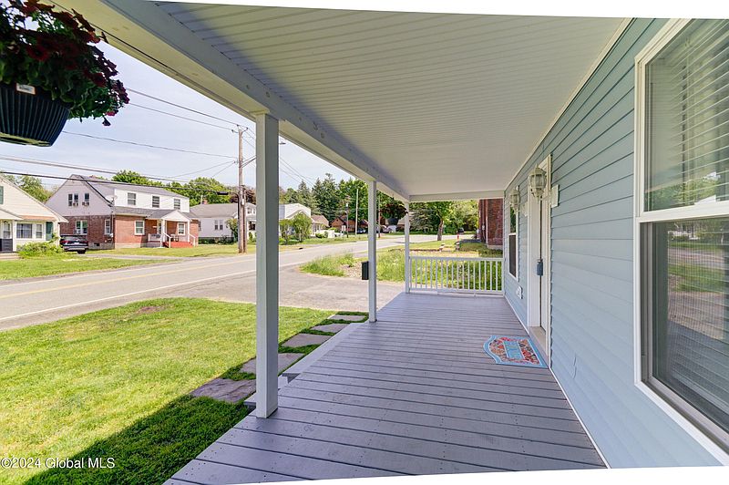 4th image of 232 Hampton Avenue