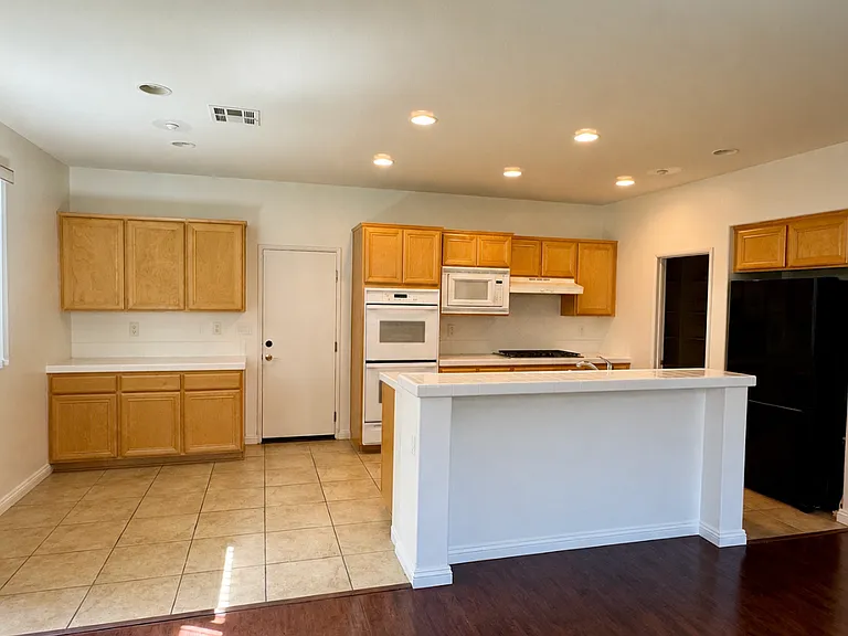 1765 Urbana Ln — Photo 2