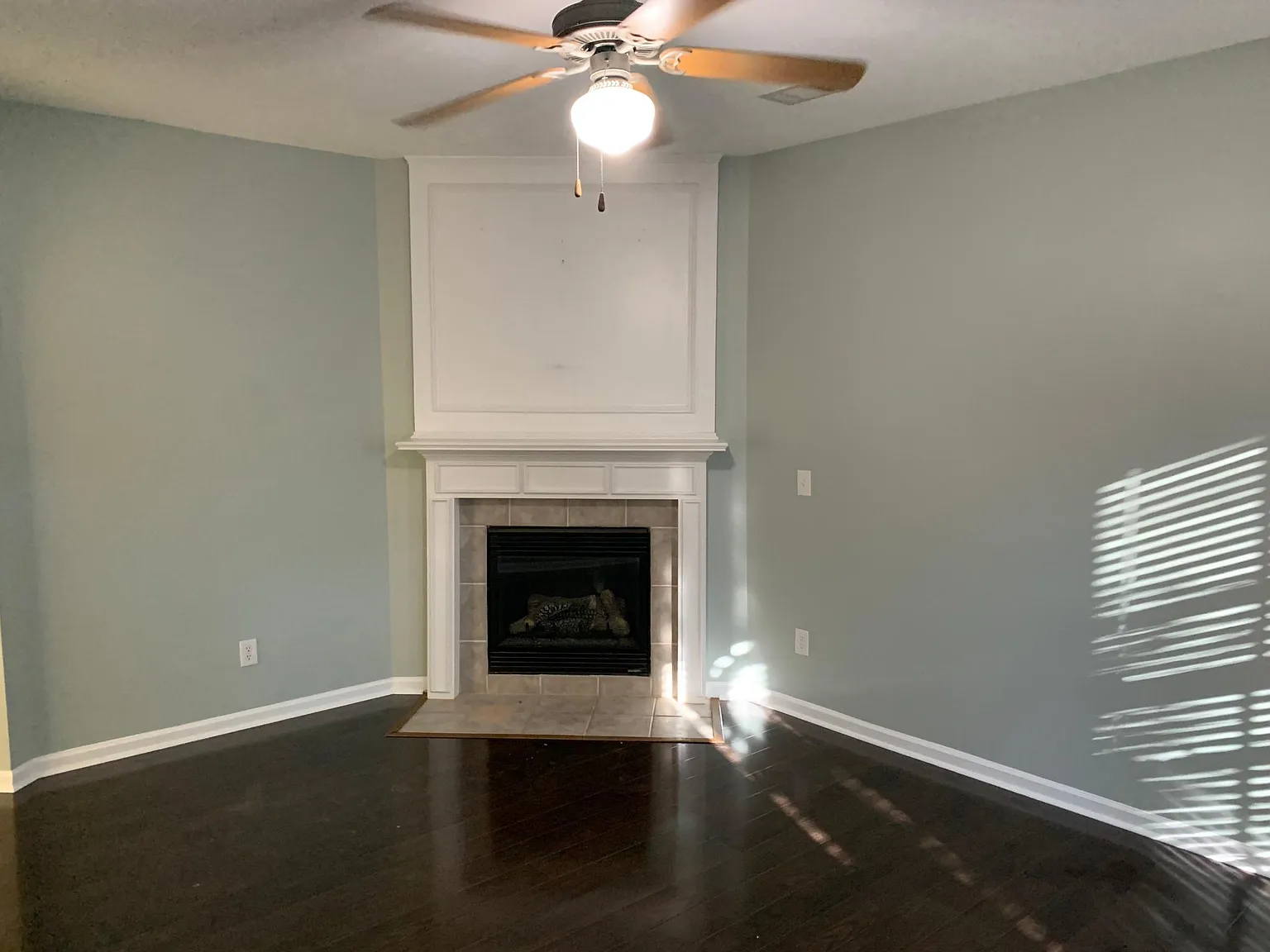 3 bed, 2.5 bath, 2108 sqft, $2,349 — Photo 2