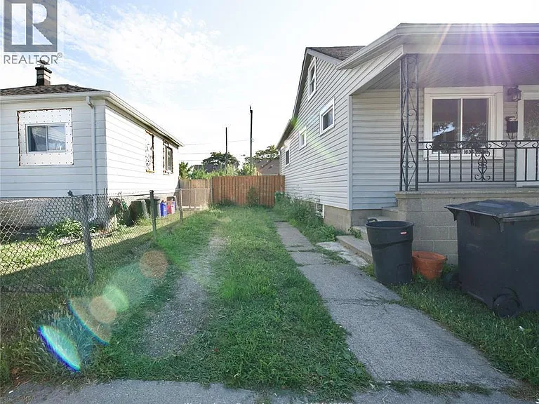 1636 Cadillac St — Photo 3