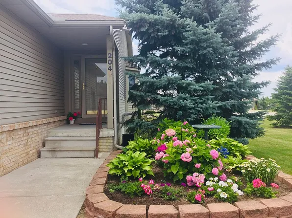 204 Creekwood Cir, Linden, MI 48451