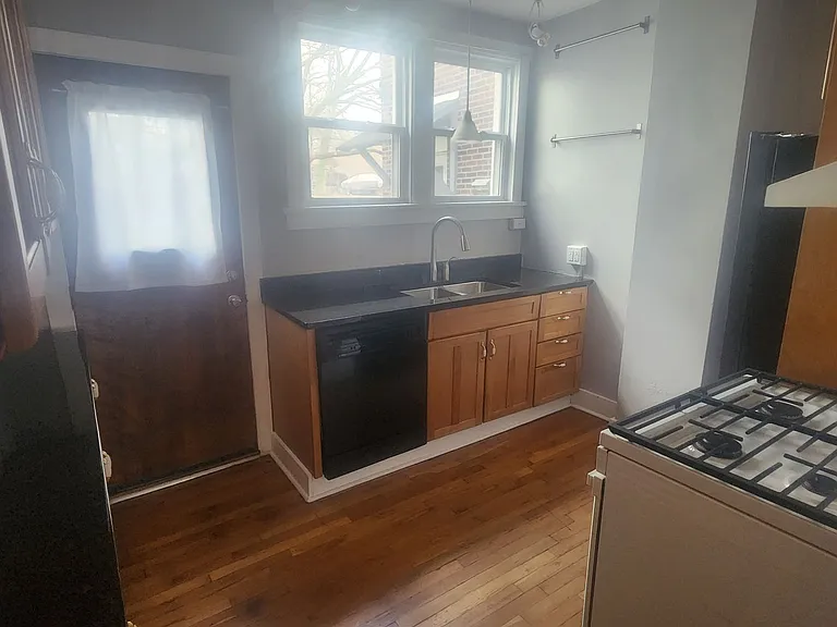 517 Summerlea St — Photo 3