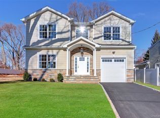 9 Hickory Rd, Bayville, NY 11709