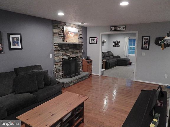 View 2 of Living Rm, looking into Family Room