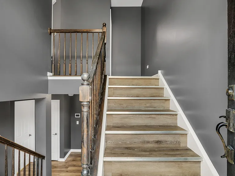 214 Lionel Dr — Photo 2