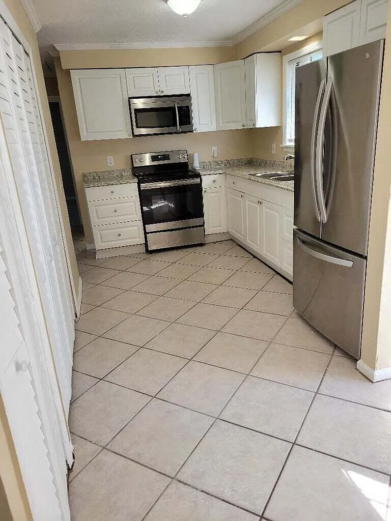 3 bed, 2.0 bath, 1321 sqft, $2,400 — Photo 4