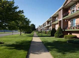 10300 S Roberts Rd, Palos Hills, IL 60465