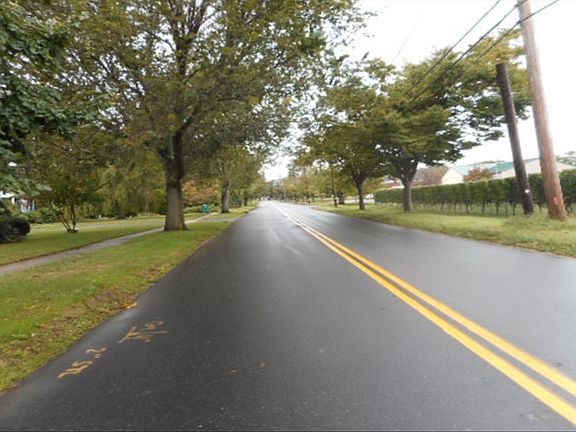 4th image of 825 Peconic Ln