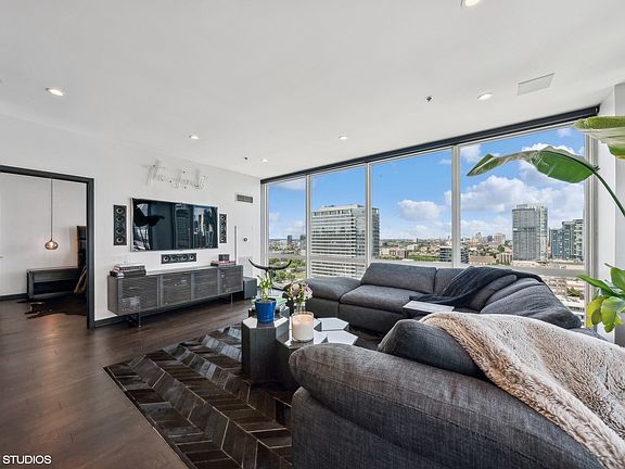5th image of 757 N Orleans St #2107