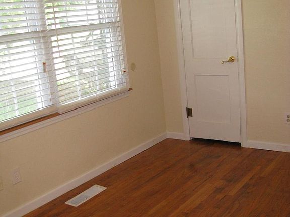 3rd image of 3915 SE 10th St