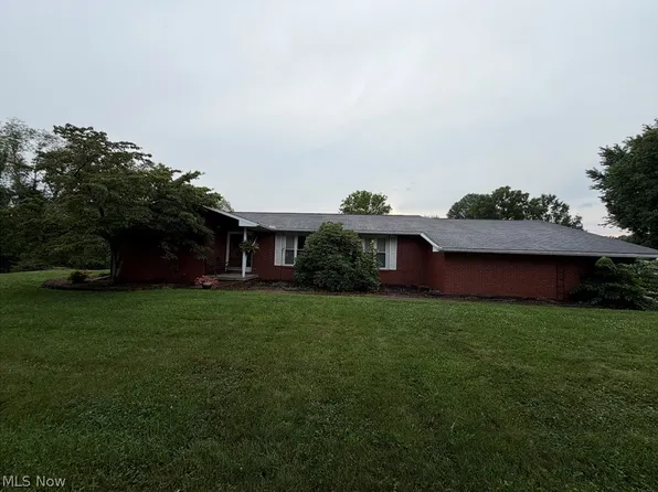 1038 College Dr SE, New Philadelphia, OH 44663