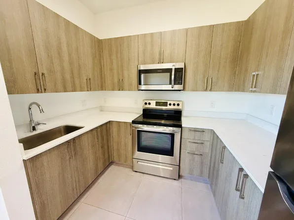 1295 W 69th St, Hialeah, FL