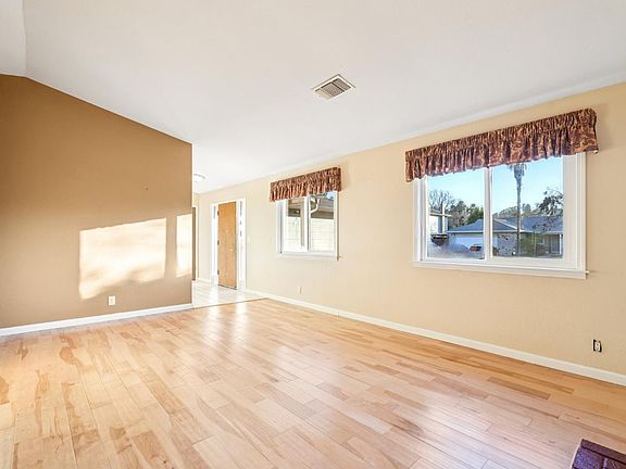 4th image of 324 Woodside Circle