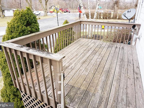 4th image of 232 Kichline Ave