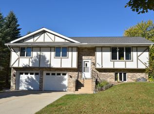 405 S Colonial Pkwy, Saukville, WI 53080