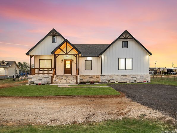 74 La Paz, Lytle, TX 78052