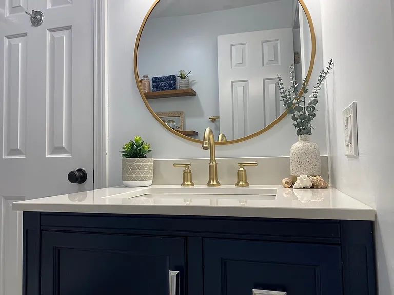 Full bath (on bedroom level)