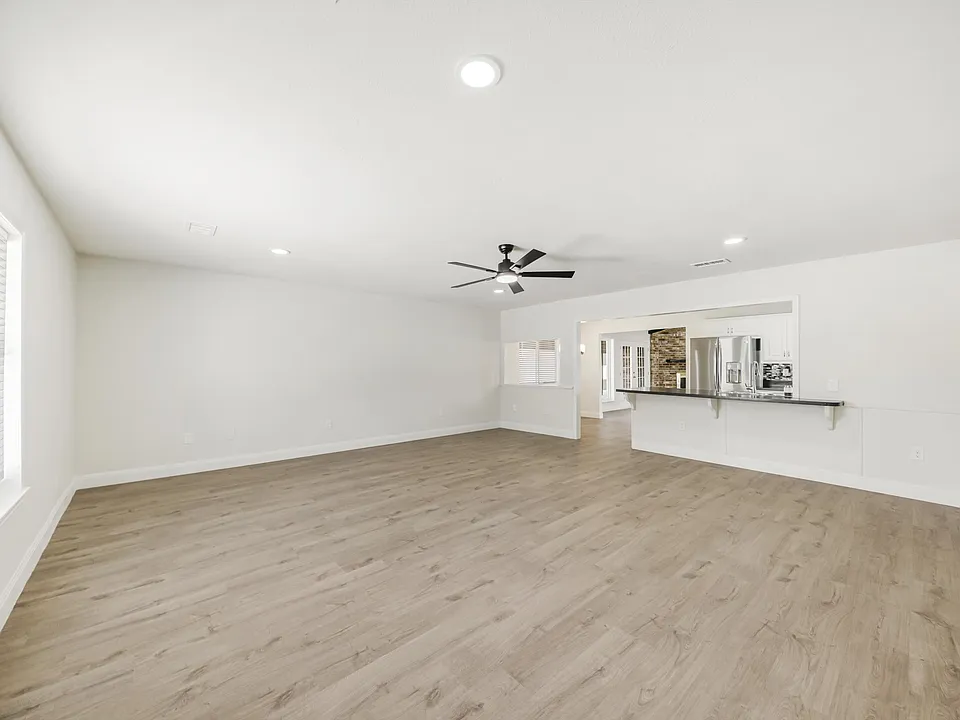 5609 Elisa Ln