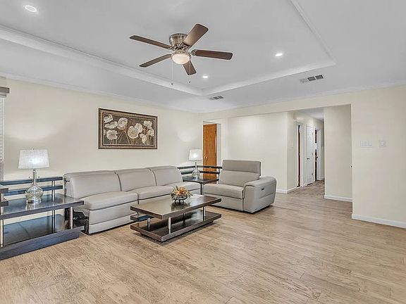 2nd image of 5505 Edgewater Cir