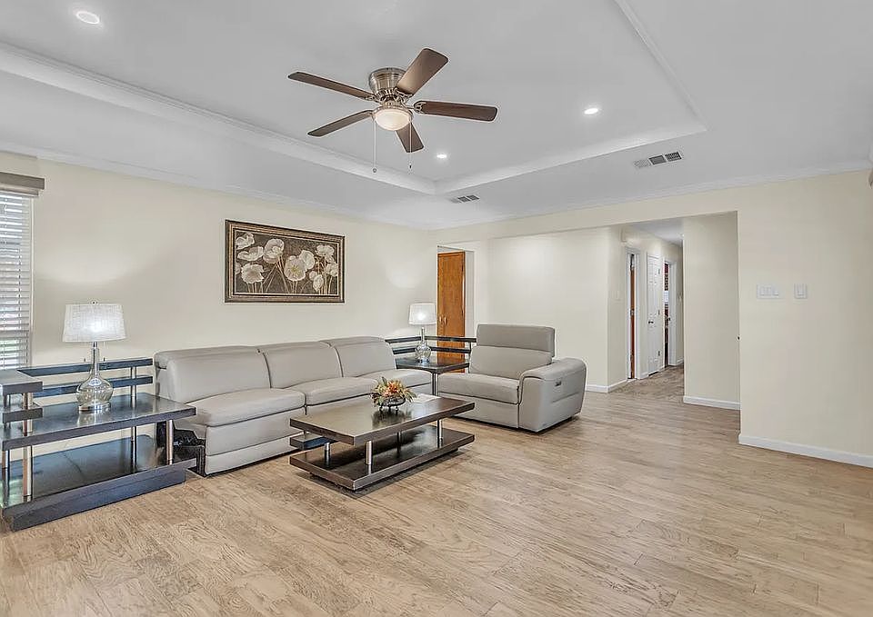 1st image of 5505 Edgewater Cir
