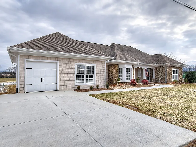 209 University Pkwy #10 — Photo 3