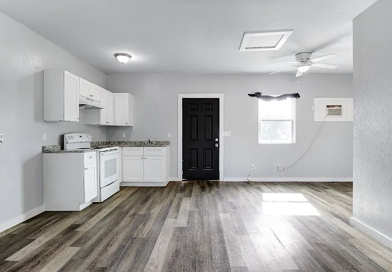 438 S San Joaquin Ave #2 — Photo 1