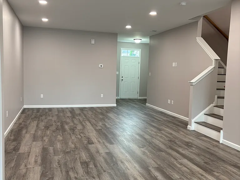 1049 Sherbourne Rd — Photo 3