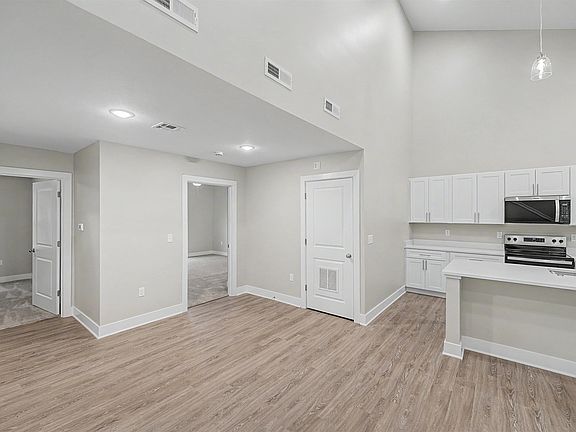 4th image of 2712 Amelia Ln