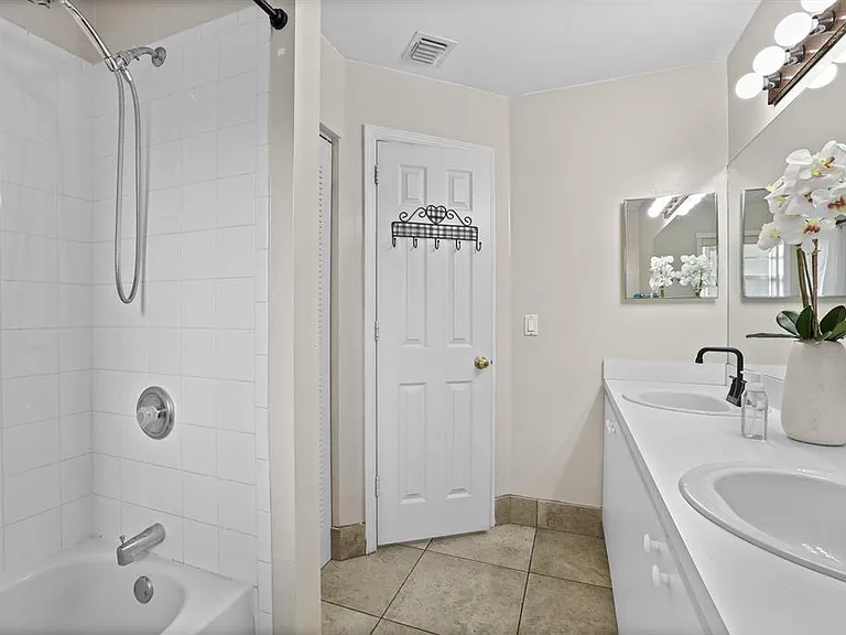401 NW 16th Pl — Photo 3