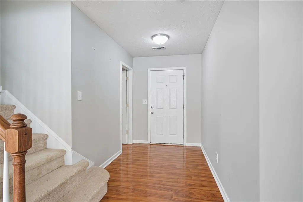3 bed, 2.5 bath, 1789 sqft, $2,050 — Photo 3