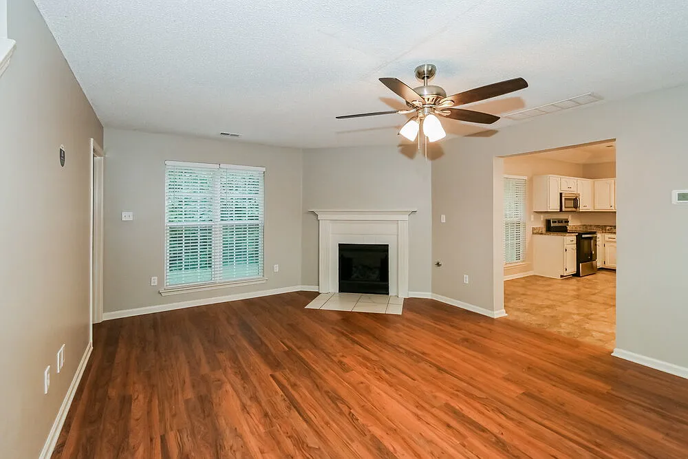 3 bed, 2.5 bath, 1579 sqft, $1,885 — Photo 4