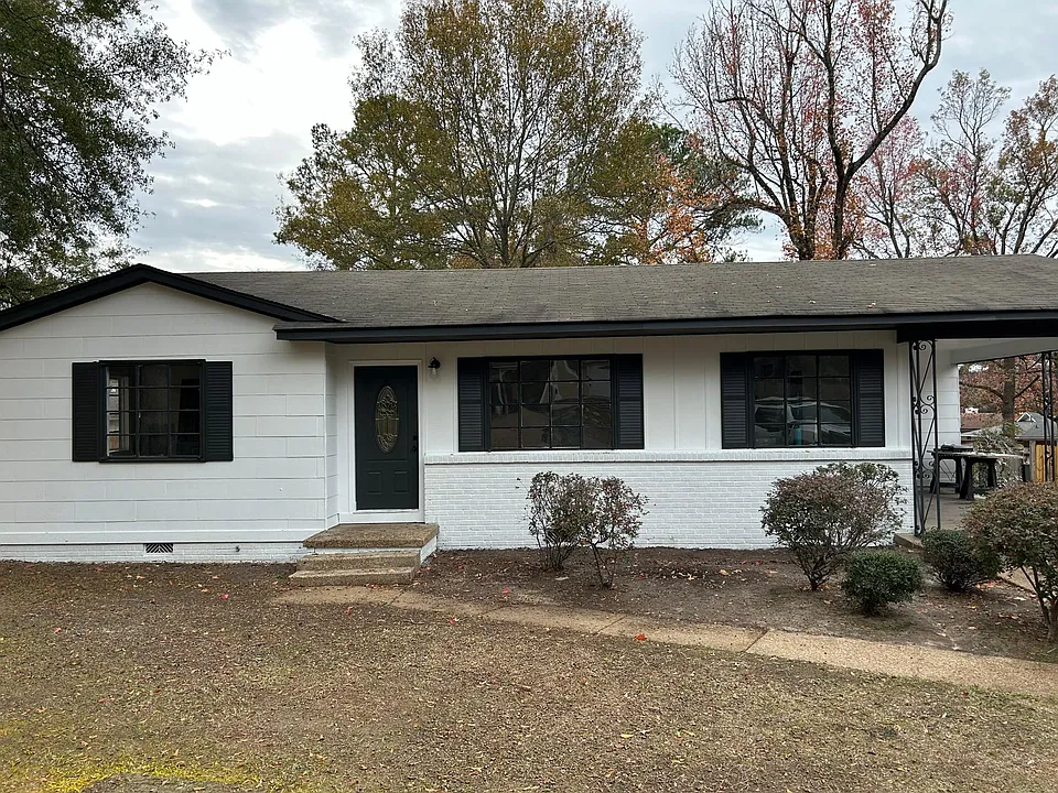2033 Carolyn Ln