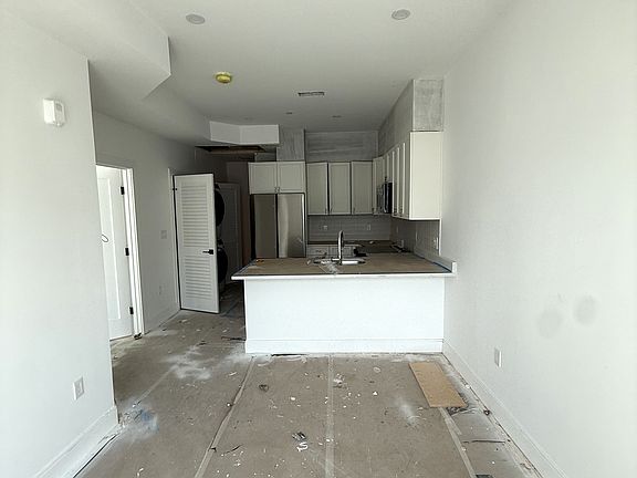 5th image of 700 Parker St #2