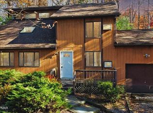 227 Ravenhill Rd, Tamiment, PA 18371