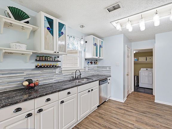5th image of 2618 Crockett Dr