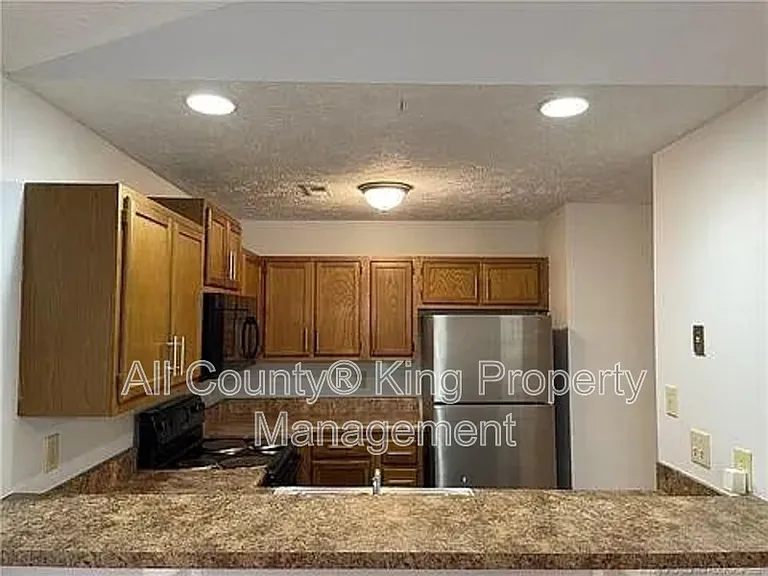 1866 Tryon Dr #8 — Photo 3