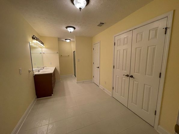 107 Cameron Pointe Dr, Lagrange, GA 30240