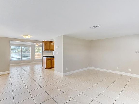 5th image of 32 Caroll Cir