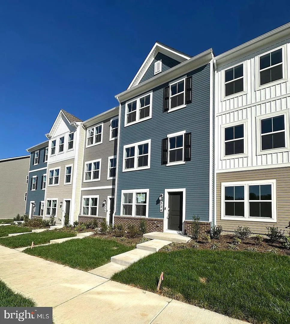3 bed, 4.0 bath, 1766 sqft, $2,100 — Photo 1