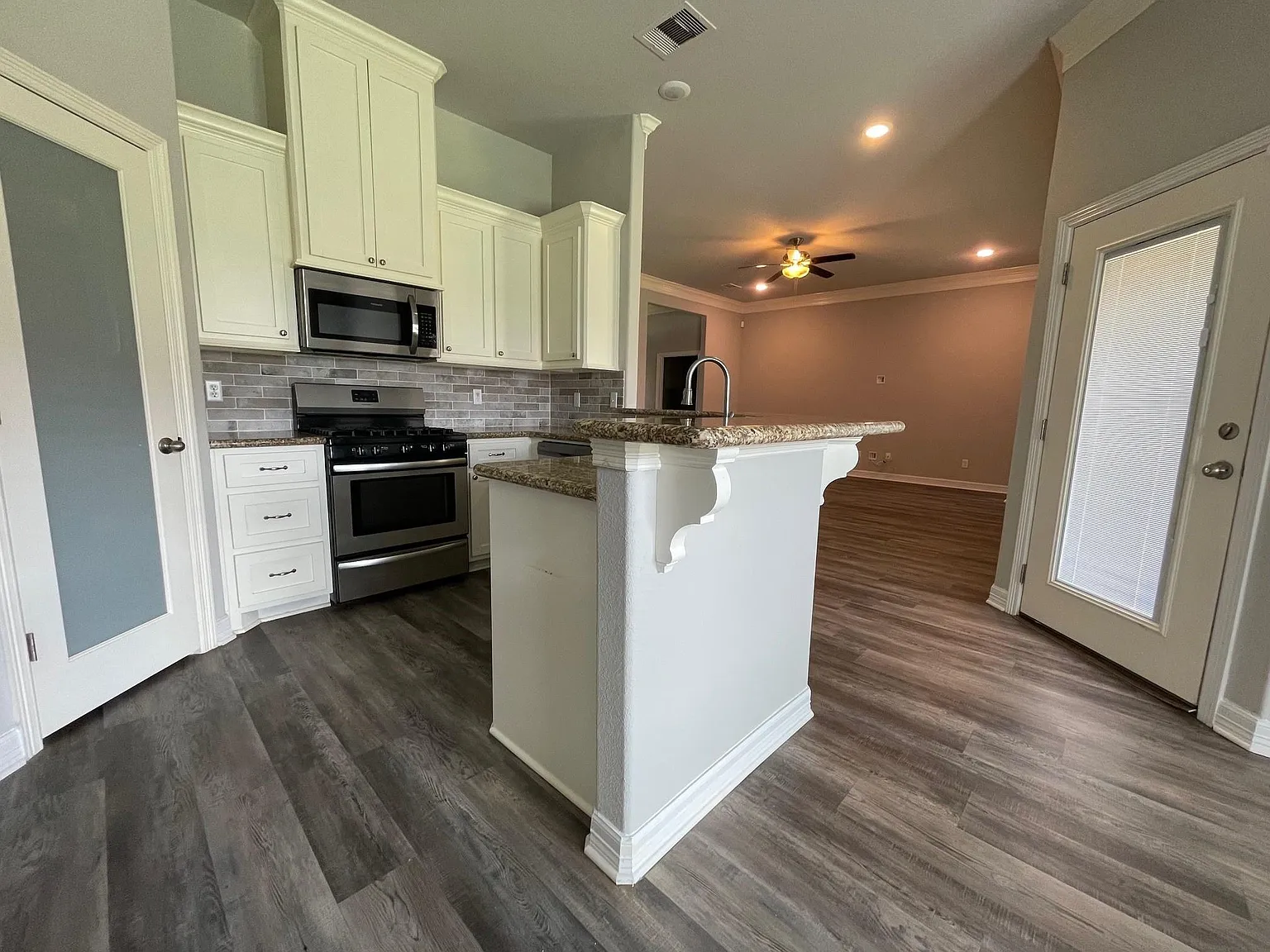 3 bed, 2.0 bath, 1816 sqft, $2,350 — Photo 4