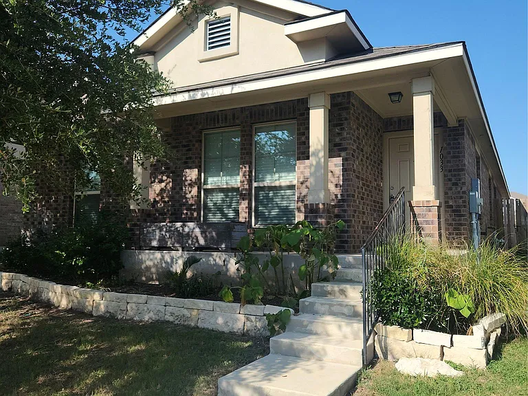 1033 Britt Ln — Photo 1