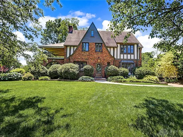 24 Monteray Rd, Oakwood, OH 45419