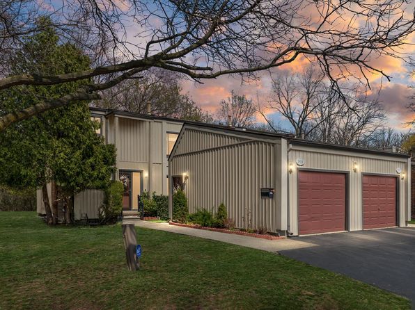 25118 Woodvale Dr N, Southfield, MI 48034