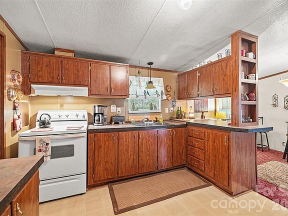 3rd image of 323 Carlyle Rd